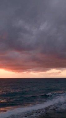 Türkiye 'nin Alanya kentindeki Akdeniz' de nefes kesen ahududu renkli günbatımına tanıklık ederken kutsal bir sahil inzivasına kaçın..