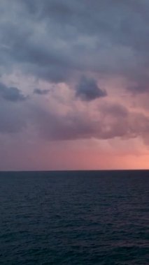 Türkiye 'nin Alanya kentindeki en güzel ahududu renkli Akdeniz siluetinin hava manzarasına şahit olurken, kıyı günbatımının ihtişamına hayret edin..