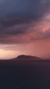 Türkiye 'nin Alanya kentindeki Akdeniz' de ahududu renginde bir sahil günbatımının çarpıcı güzelliğinin havadan ele geçirilmesi büyüleyicidir..