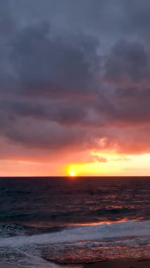Türkiye 'nin Alanya kentindeki ahududu renkli sahil günbatımının güzelliğini yakaladığınız an hayâllerinizin peşinden koşun..