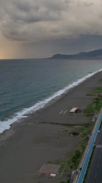 トルコのアランヤで最も美しい地中海のスカイラインの空の景色を見ながら 海岸の夕日の素晴らしさに驚嘆してください — ストック動画