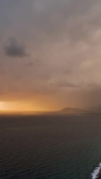 Vídeo Vertical Majestic Coastal Sunset Vista Aérea Horizonte Tirar Fôlego — Vídeo de Stock