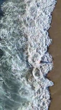 Türkiye 'nin Alanya kentindeki plajın çarpıcı sahil manzarasına tanıklık ederken gökyüzü gibi bir maceraya atılın..