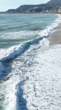 Türkiye 'nin Alanya kentindeki Akdeniz' in en çarpıcı plajının hava manzarasına şahit olurken, kıyı sükunetinin tadını çıkarın..