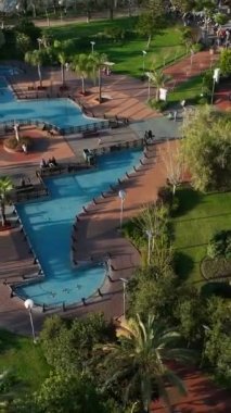 Türkiye 'nin Alanya kentindeki Akdeniz' de oynayan çocukların hava durumuna tanık olurken, kıyı neşesinin sinematik deneyimine adım atın..
