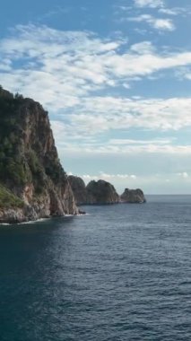 Türkiye 'nin Alanya kentindeki manzaralı plajın gökyüzü yüksekliğindeki macerasına tanıklık ederken.