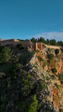 Türkiye 'nin Alanya kentindeki sakin sahil manzarasına tanık olurken kıyı sükunetinin tadını çıkarın..