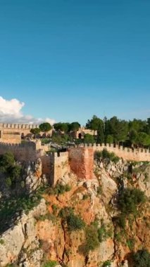 Türkiye 'nin Alanya kentindeki büyüleyici Akdeniz kıyılarına ilişkin havadan bir perspektiften antik kaleyi keşfedin.