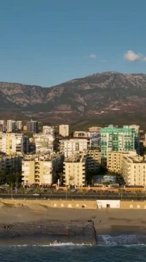 Akdeniz kıyısındaki çarpıcı sahili nefes kesici bir hava perspektifinden keşfedin..