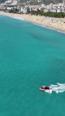 Akdeniz 'de devriye gezen bir polis teknesinin gökyüzü manzarası, belge kontrolü yapıyor..