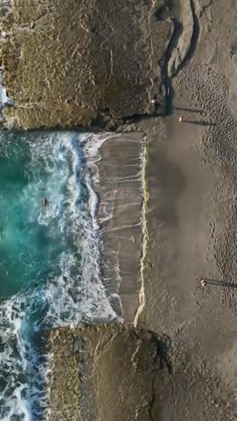 Cattura Aerea Del Crepuscolo Una Spiaggia Rocciosa Con Trama Dei — Video Stock