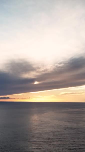 Gök Mavisi Plajlarda Türkiye Nin Alanya Kentindeki Rahatlatıcı Bulutlu Günbatımına — Stok video