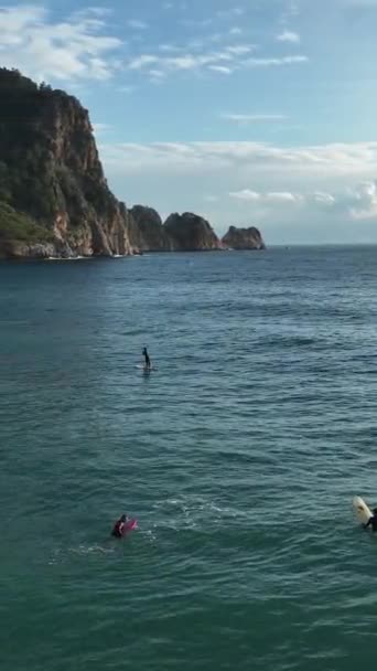 Maravíllate Ante Impresionante Vista Aérea Los Surfistas Que Embarcan Una — Vídeos de Stock