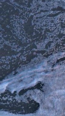 Akdeniz 'in üzerinde ahududu renginde büyüleyici bir günbatımına tanıklık ederken yavaş çekimin dingin atmosferine dalın..