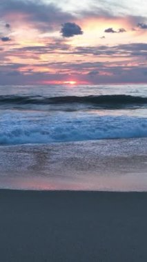 Hareketli bir günün sonunda sakin okyanus sahnelerine şahit olurken yavaş çekimin huzur veren güzelliğini tecrübe edin..