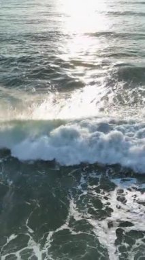 Bu büyüleyici hava görüntüsünde okyanusun ham gücüne tanık olun..