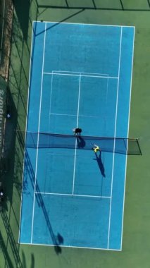 Avuç içi çevrili bir sahada oynanan yoğun tenis maçlarına tanık olun, eşsiz bir hava perspektifi sağlayın..