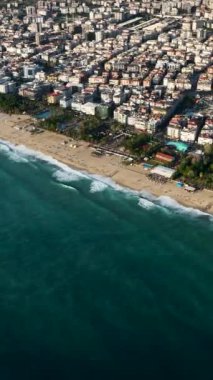 Kendinizi Türkiye 'nin Alanya kentindeki Akdeniz kıyısındaki el değmemiş kumsalın güzelliğine daldırın..