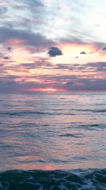 Kendinizi renkli bir günbatımında büyüleyici fırtınalı denizlerin destansı yavaş çekim görüntülerine daldırın..