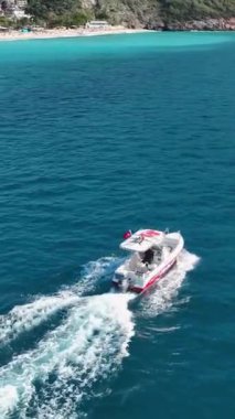 Kendinizi bir nehrin ve denizin ahenkli bir karışımına daldırın. Havadan bakıldığında gün batımında açık bir çizgi oluşturun..