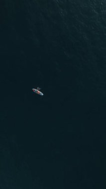 Günbatımında sakin bir serenat yapın. Aktif bir çift suyun üzerinde kusursuz bir şekilde süzülürken yukarıdan büyüleyici bir manzara yaratın..