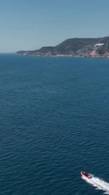 Deniz polisi devriyesinin gökyüzü gibi bir perspektifi, denizde belge kontrolü yapıyor..