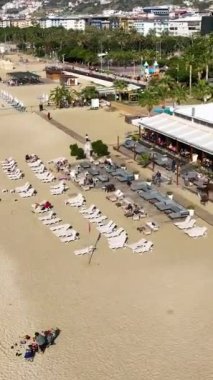 Büyüleyici Akdeniz kıyısı boyunca uzanan manzaralı plaj bölgesinin muhteşem manzarasına dikkatle bakın..
