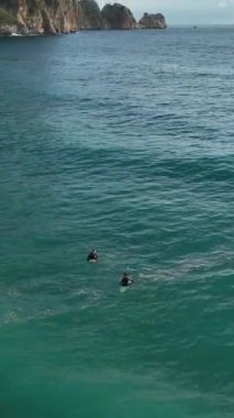 Sinema görüntülerinde yakalanan Türkiye 'nin Alanya denizinde sörfçülerin zarif bir şekilde sörf tahtalarında dalgalanmalarına tanık olun..