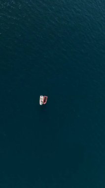 Akdeniz 'de hareket halindeki bir polis teknesinin havadan görüntüsü..