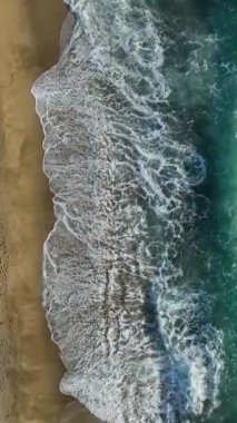 Türkiye 'nin Alanya kentindeki rahatlatıcı vahşi plajın hava manzarasına tanıklık ederken, sinematik bir deneyim yaşayın..