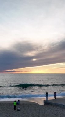Gök mavisi denizin ve Türkiye 'nin Alanya kentinde büyüleyici bulutlu günbatımının tadını çıkaran insanlara şahit olurken, daha da yükselen bakış açıları..