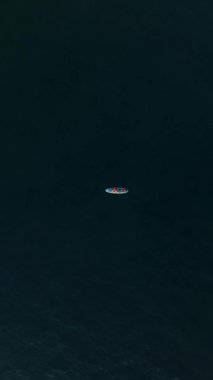 Günbatımının büyüleyici dünyasına kaçın. Aktif bir çift denizde süzülerek büyüleyici bir hava perspektifi sunuyor..