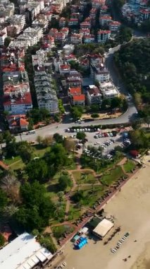 Büyüleyici Akdeniz kıyısındaki plaj bölgesinin güzelliğini yansıtan nefes kesici bir hava görüntüsünün dehşetini hissedin..