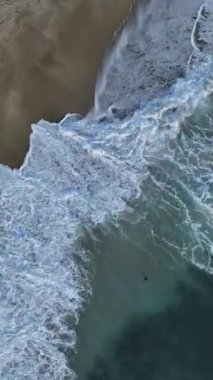 Gökyüzü yüksekliğindeki bir kıyı macerasına çıkın. Gök mavisi plajın ve Türkiye 'nin Alanya kentindeki görkemli bulutlu günbatımının hava manzarasına tanık olun..