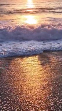 Fırtınalı Akdeniz 'in büyüleyici yavaş çekim görüntüsü ve renkli bir günbatımı ile kıyı büyüsü yolculuğuna çıkın..