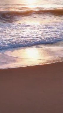 Büyüleyici bir günbatımı sırasında gelişen deniz dalgaları dokusunun dinamik doğasına hayret edin..