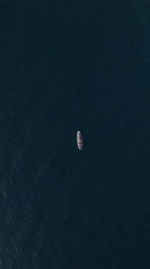 Zinde bir çiftin gün batımında sportif bir konseptle huzur içinde denizde sürüklenişini izlerken huzuru bulun..