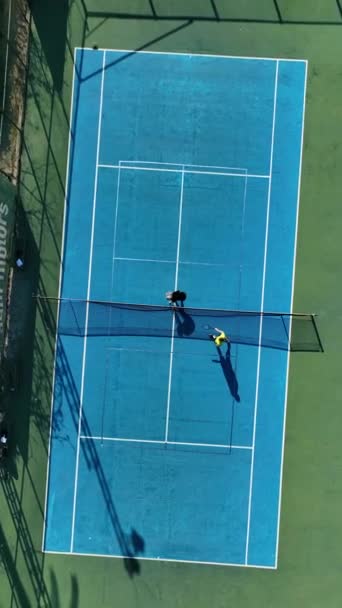 Avuç Içi Çevrili Bir Sahada Oynanan Yoğun Tenis Maçlarına Tanık — Stok video