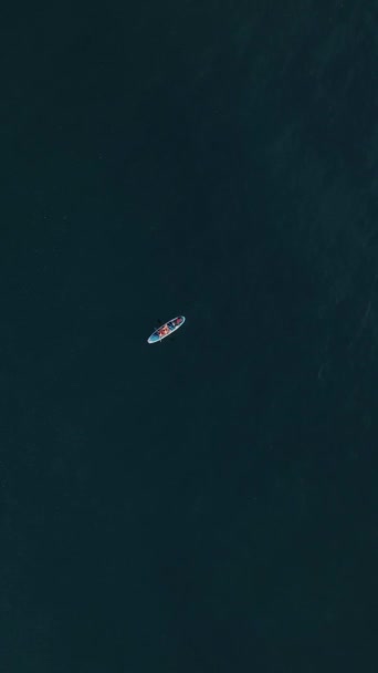 Свідок Романтична Пригода Суп Заході Сонця Спортивна Пара Охоплює Море — стокове відео