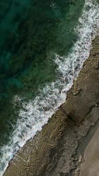 Воздушный Вид Заката Над Скалистым Пляжем Захватывающий Красивую Морскую Текстуру — стоковое видео