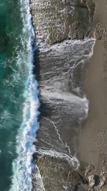 Μια Ματιά Από Πάνω Από Μια Πετρώδη Παραλία Σούρουπο Όμορφη — Αρχείο Βίντεο