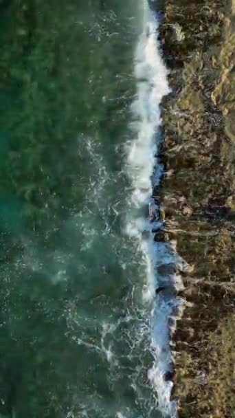 美しい海のテクスチャを持つ石のビーチでの夜の俯瞰 — ストック動画