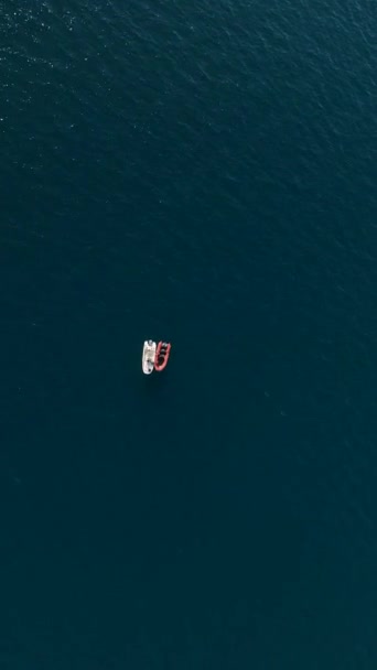 지중해에서 활동하는 모습을 공중에서 조사를 — 비디오