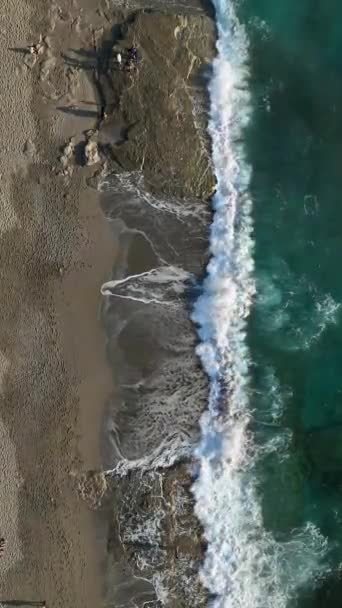 Вид Скелястий Пляж Ввечері Демонструє Красиву Текстуру Моря — стокове відео