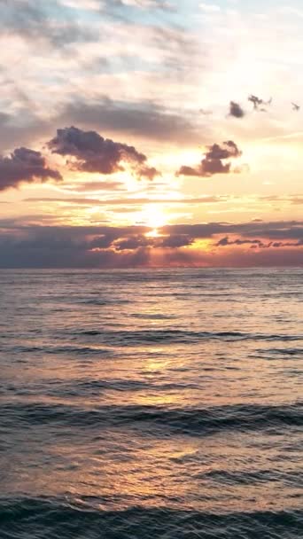 Ztrať Odrazech Malinově Zbarveného Západu Slunce Nad Středozemním Mořem Podmanivými — Stock video