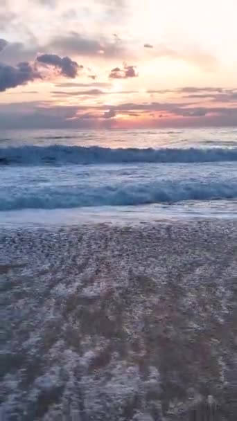 Ztrať Poklidných Vzorcích Struktury Mořských Vln Jak Harmonizuje Fascinujícím Západem — Stock video