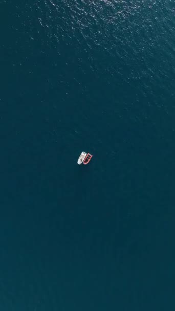 在海上进行检查的巡逻艇在头顶捕获 从上方捕获 — 图库视频影像
