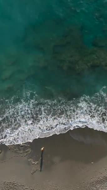 Captura Aérea Uma Praia Rochosa Entardecer Textura Mar Lindamente Visível — Vídeo de Stock