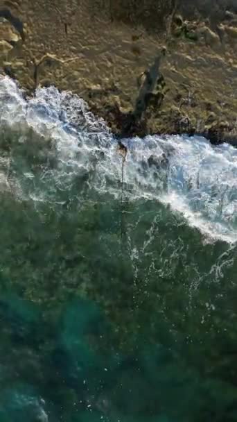 Gün Batımında Kayalık Bir Sahilin Tepesinde Büyüleyici Deniz Dokusunu Gösteriyor — Stok video