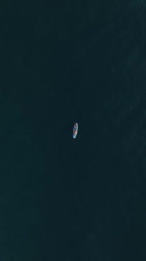 Neşeli bir gün batımı macerasına atlayın. Aktif bir çift, büyüleyici bir hava bakış açısıyla suda zarifçe sürüklenirken..